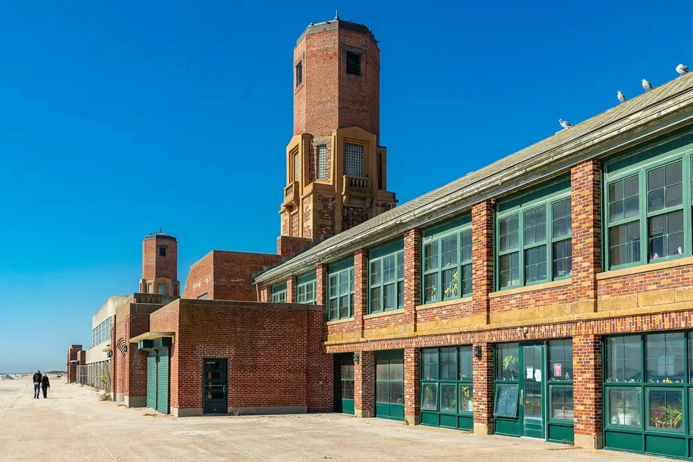 Art Deco bathhouse on Far Rockaway waterfront