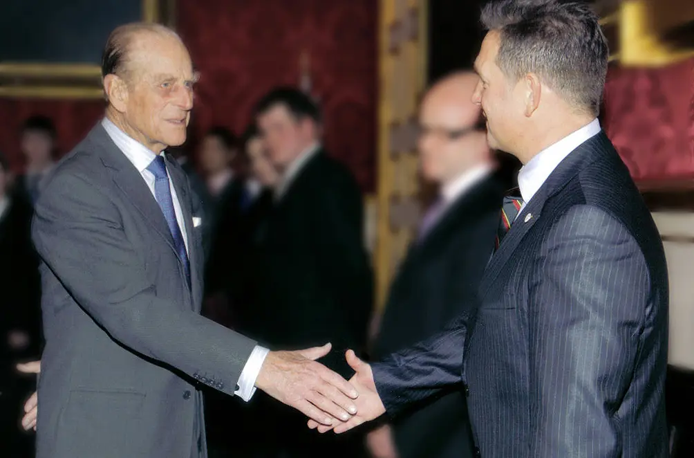 diplomats shaking hands