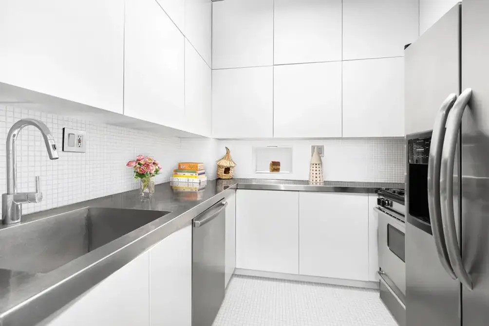 Kitchen with white lacquered cabinetry