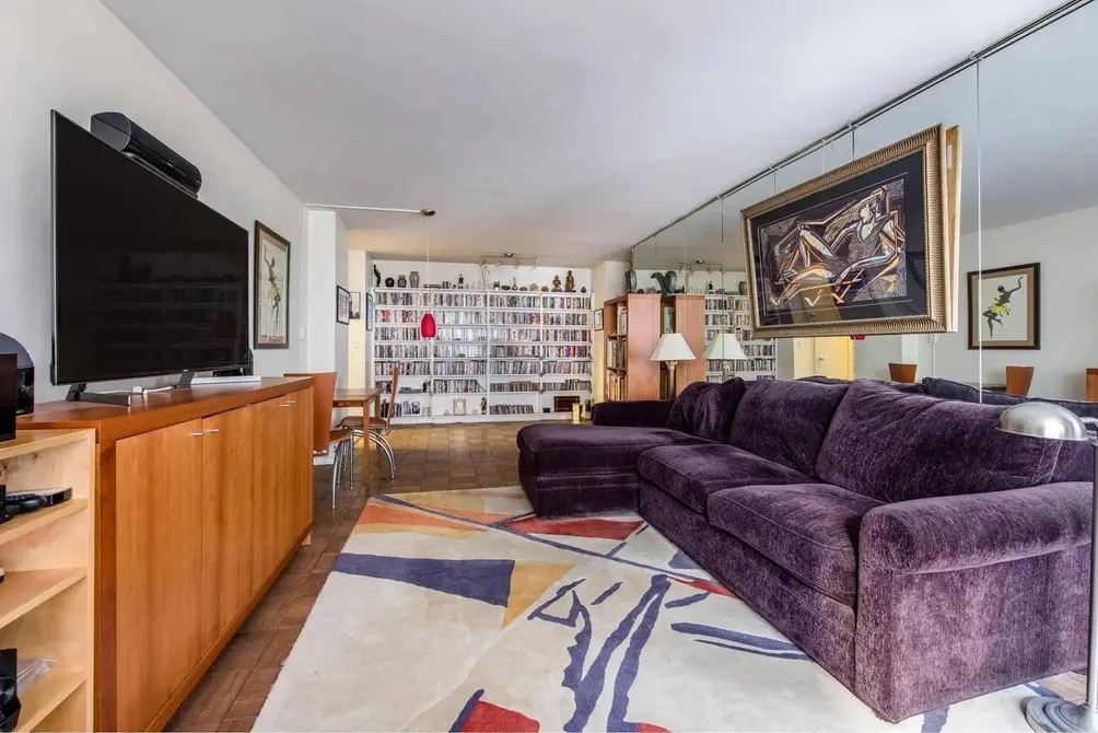 Central Manhattan apartment living room for sale Gramercy Park