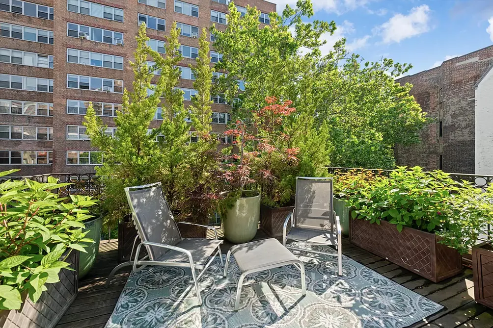 Private landscaped terrace