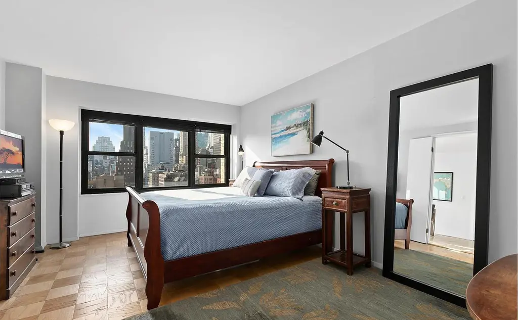 Rooms with a View: NYC Apartments Overlooking Quintessential Skyline ...