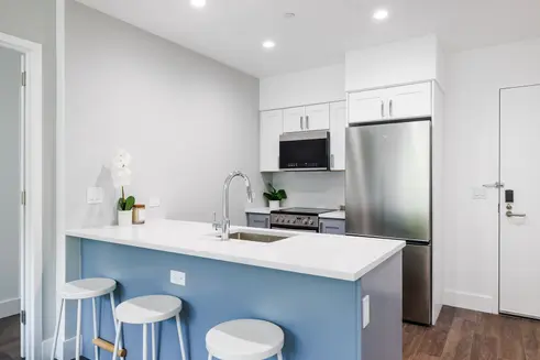 Kitchen with breakfast bar