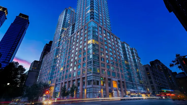 New listings at 101 West End Avenue on the Upper West Side offer incentives. (Image via Equity Residential)