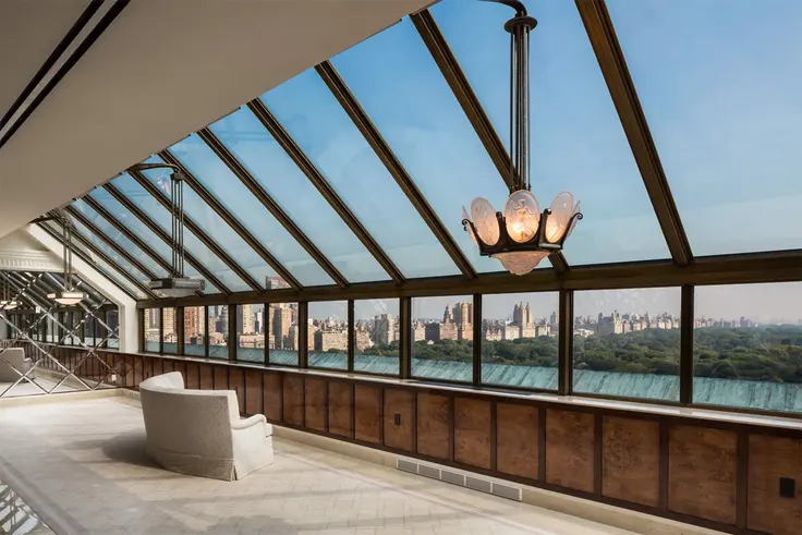 The Manhattan luxury market saw 24 contracts signed last week.