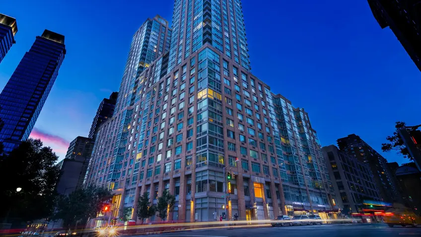 New listings at 101 West End Avenue on the Upper West Side offer incentives. (Image via Equity Residential)