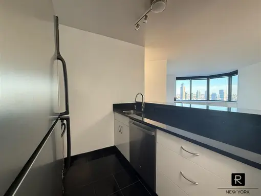 The Horizon, 415 East 37th Street, #34C