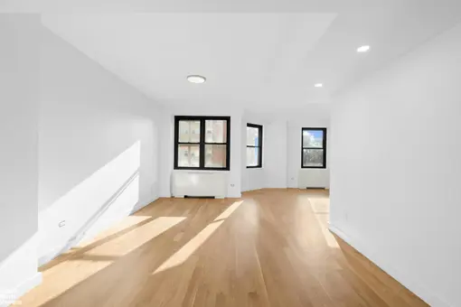 Spruce Ridge House, 245 East 25th Street, #17B