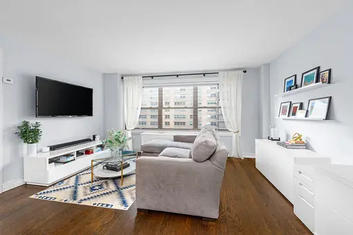 Lincoln Towers, 140 West End Avenue, #27A