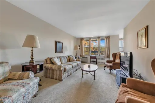 1874 Pelham Parkway South, #4R