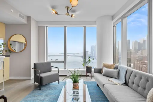 One Manhattan Square, 252 South Street, #26M