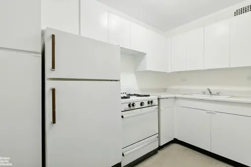 Lincoln Terrace, 165 West 66th Street, #8L