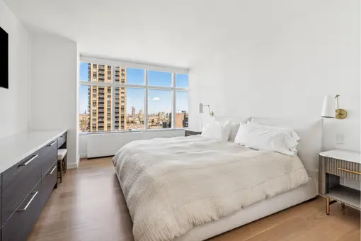 3 Lincoln Center, 160 West 66th Street, #29B