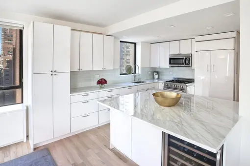 Tower East, 190 East 72nd Street, #10A