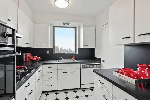 Tower East, 190 East 72nd Street, #31B