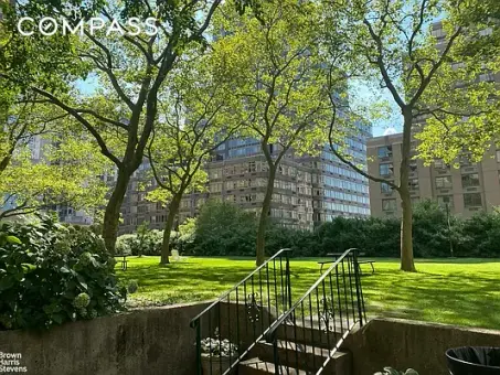 Lincoln Towers, 170 West End Avenue, #19A