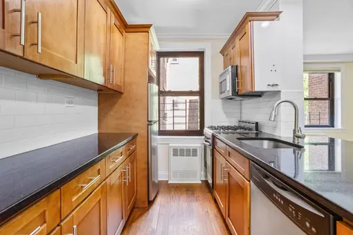 Fort Tryon Gardens, 4489 Broadway, #6A