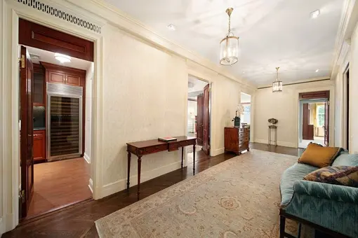 33 East 70th Street, #6D