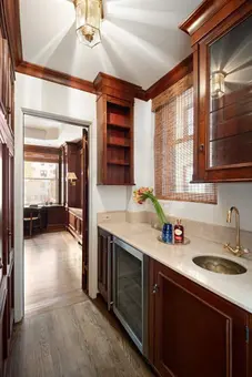 33 East 70th Street, #6D