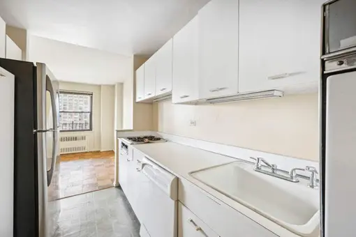 Lincoln Towers, 185 West End Avenue, #17A