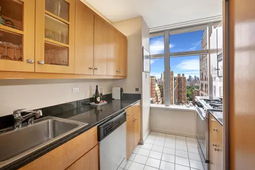 3 Lincoln Center, 160 West 66th Street, #32G
