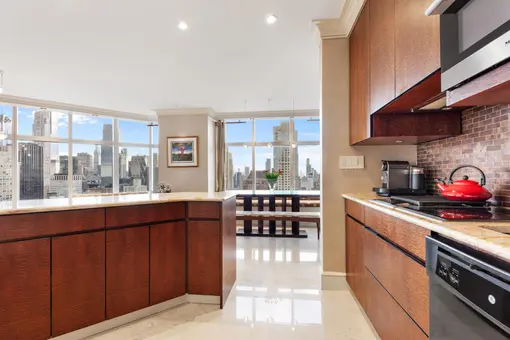 3 Lincoln Center, 160 West 66th Street, #43E