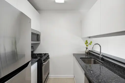 L'Isola, 157 East 32nd Street, #8A