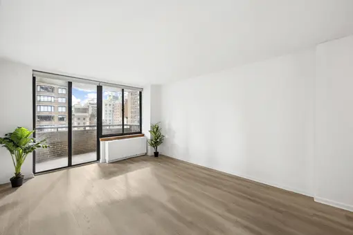 L'Isola, 157 East 32nd Street, #8A