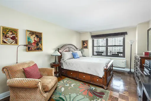 Lincoln Towers, 165 West End Avenue, #15E