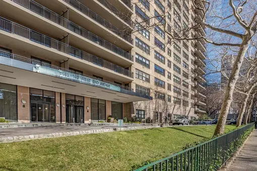 Lincoln Towers, 140 West End Avenue, #17k