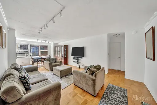 Warren House, 155 East 34th Street, #6R