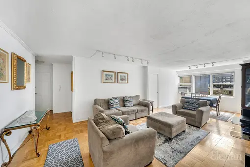 Warren House, 155 East 34th Street, #6R