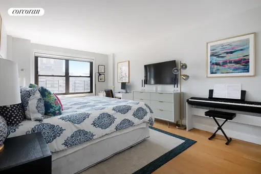 Lincoln Towers, 180 West End Avenue, #28F