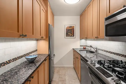 Lincoln Terrace, 165 West 66th Street, #14G