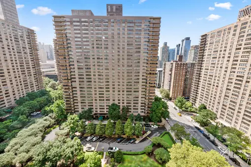 Lincoln Towers, 180 West End Avenue, #19J
