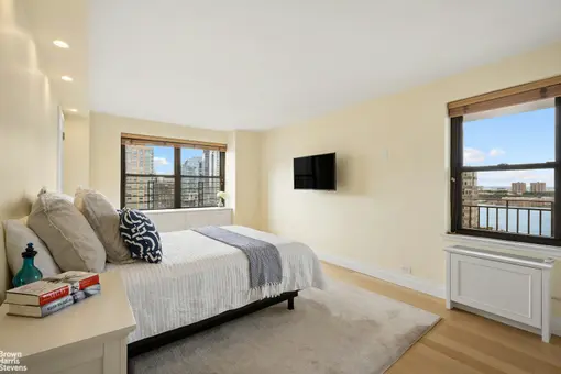 Lincoln Towers, 165 West End Avenue, #26N