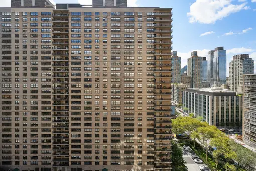 Lincoln Towers, 150 West End Avenue, #17R