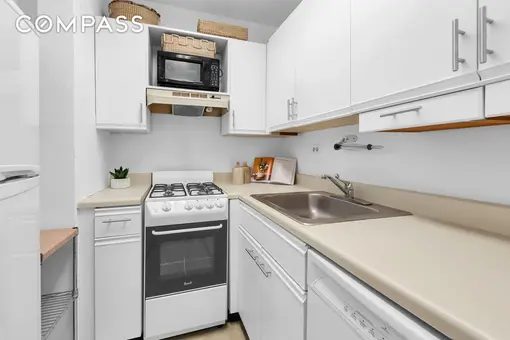 Saxon Towers, 201 East 83rd Street, #10G