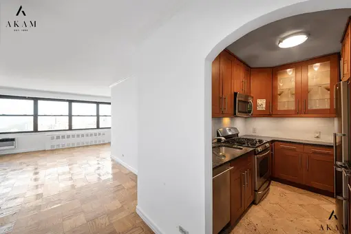 Lincoln Towers, 205 West End Avenue, #28E