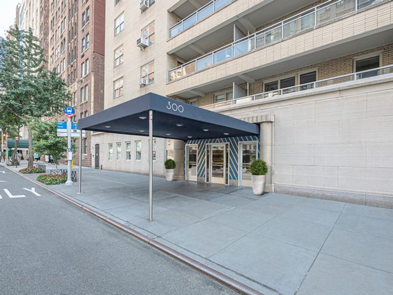 Rent, lease office 136 East 57th Street